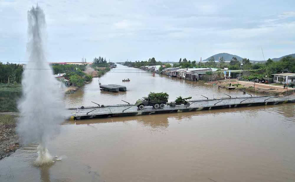 Trong sử dụng bắt cầu nổi, bộ cầu phao PMP đạt tải trọng 60 tấn, bảo đảm lưu thông cho các loại phương tiện, khí tài và binh khí kỹ thuật có trong biên chế của LLVT Quân khu 9.